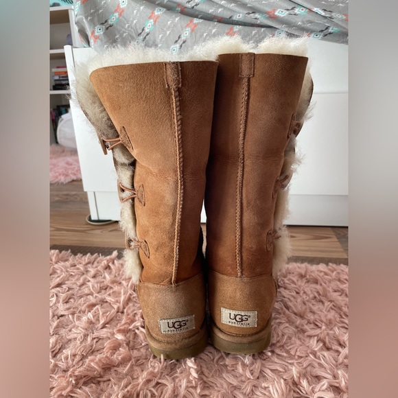 Triple Bailey Button Chestnut Uggs - Picture 4 of 5